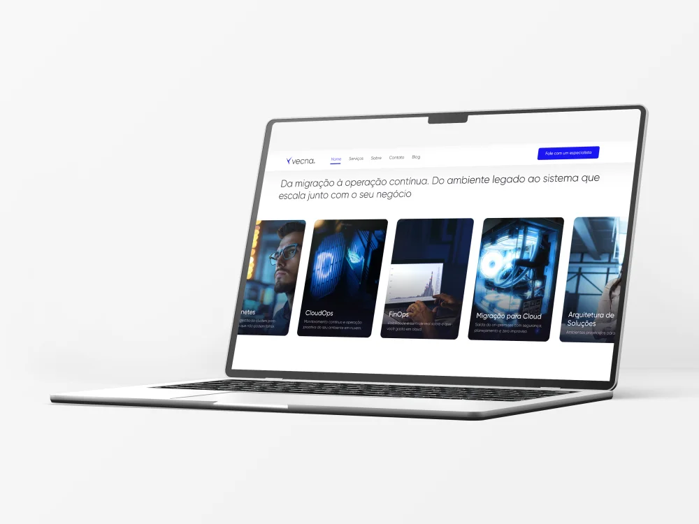 Notebook exibindo o site institucional da Vecna, com título sobre migração para a nuvem e cartões de serviços